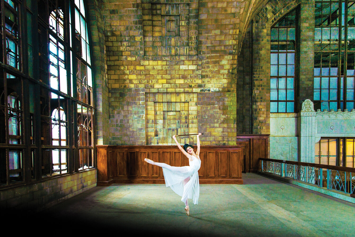 Dancer on the mezzanine at the Central Terminal